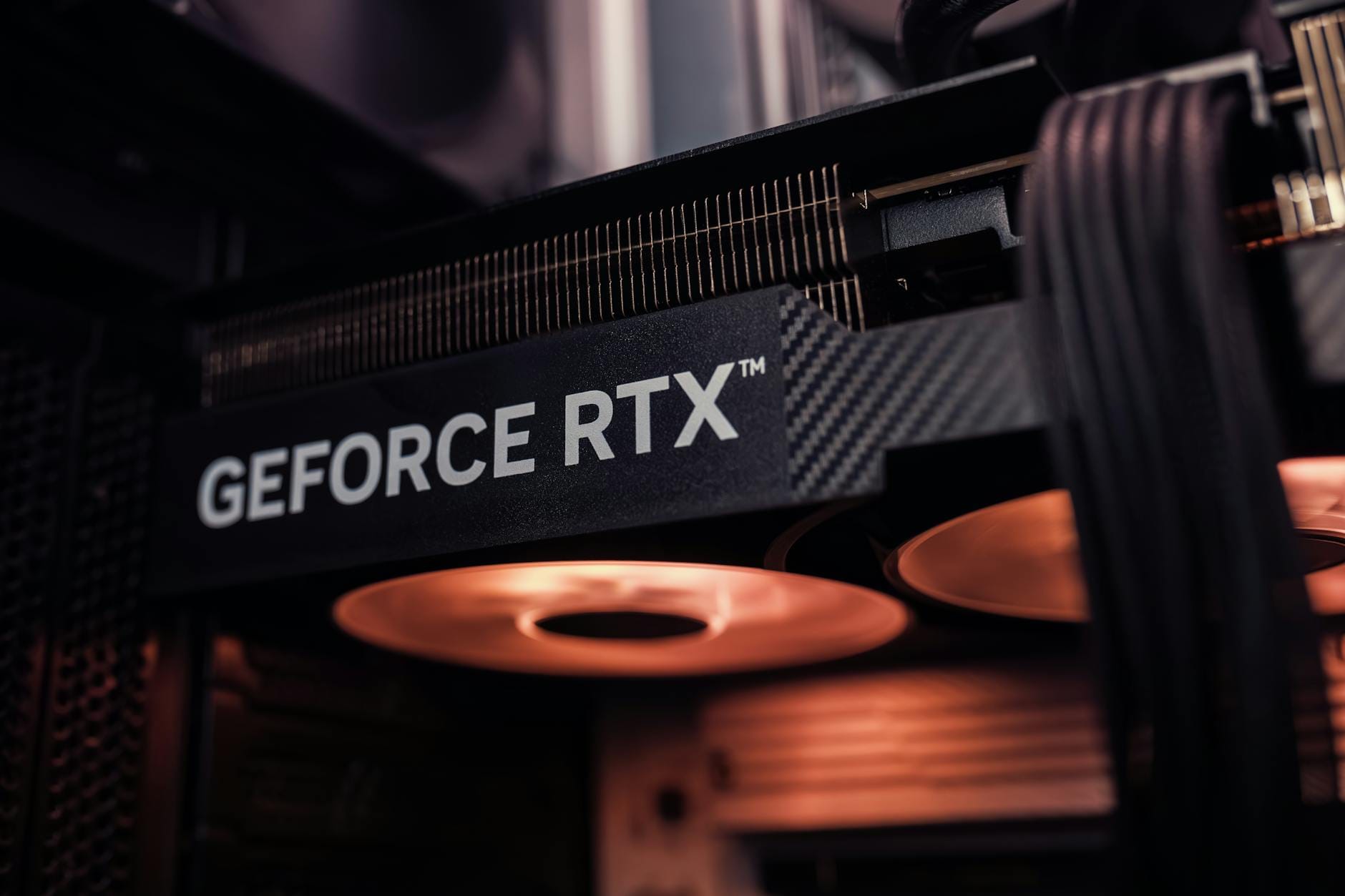 Karta graficzna GeForce RTX zamontowana w obudowie komputera