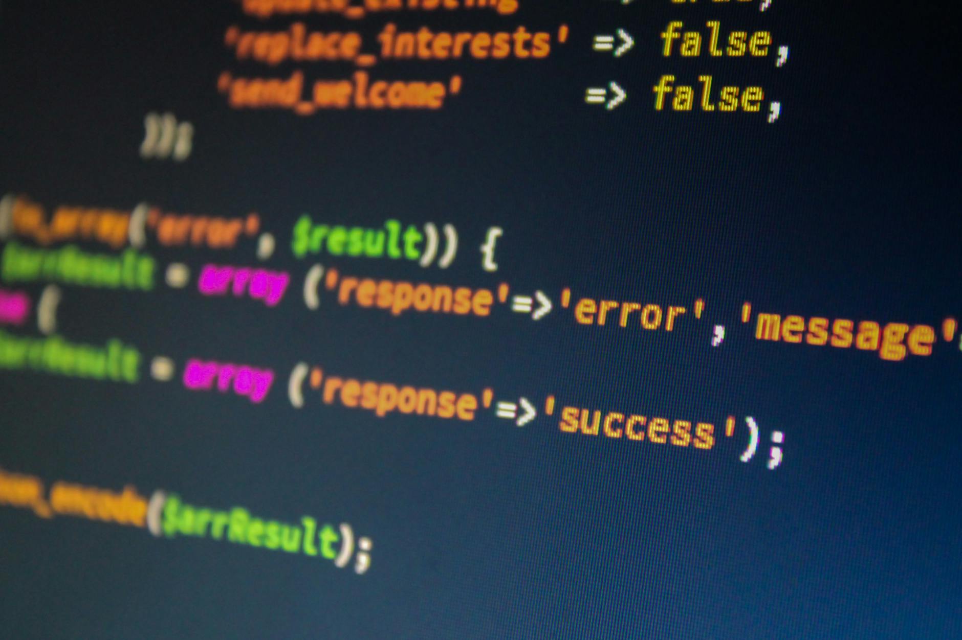 Zbliżenie ekranu monitora z kodem PHP podczas programowania
