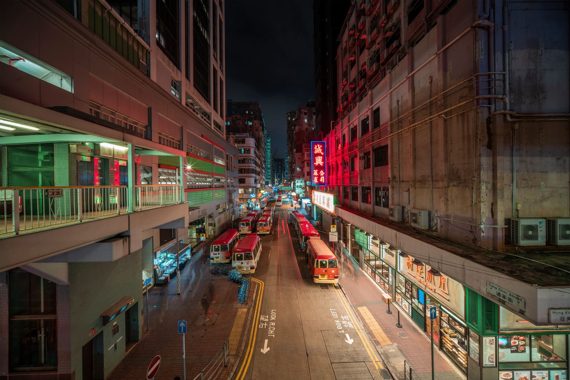 Nocna ulica Hongkongu z tłumem ludzi i neonowymi reklamami
