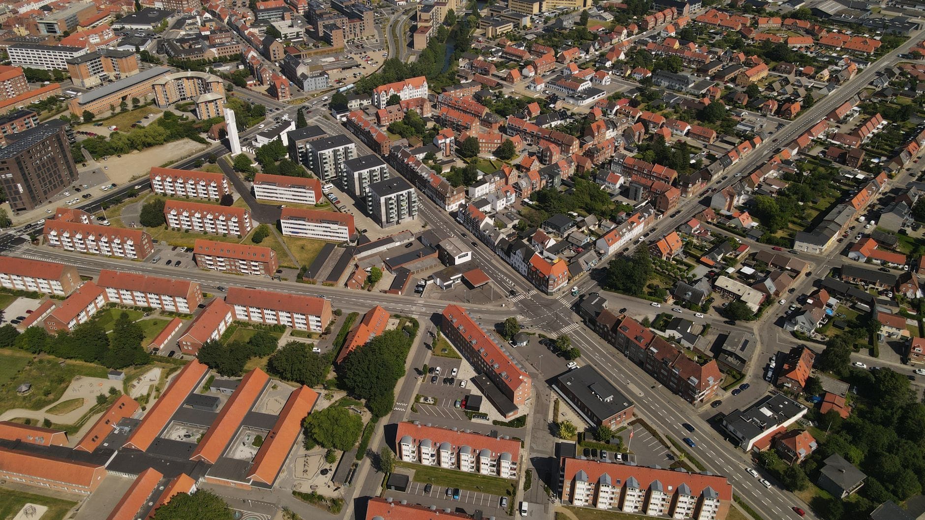 Panorama skandynawskiego miasta z lotu ptaka z nowoczesną zabudową Panorama skandynawskiego miasta z lotu ptaka z nowoczesną zabudową
