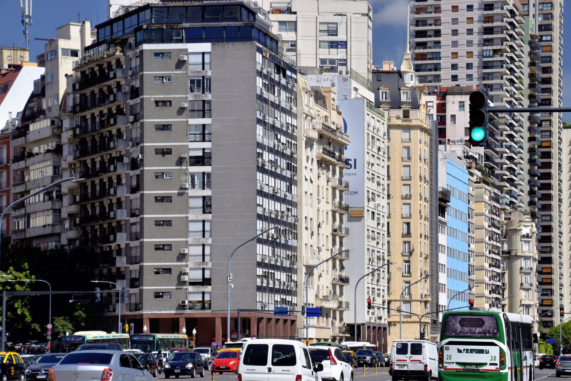Ruch uliczny i wieżowce w centrum Buenos Aires pod błękitnym niebem