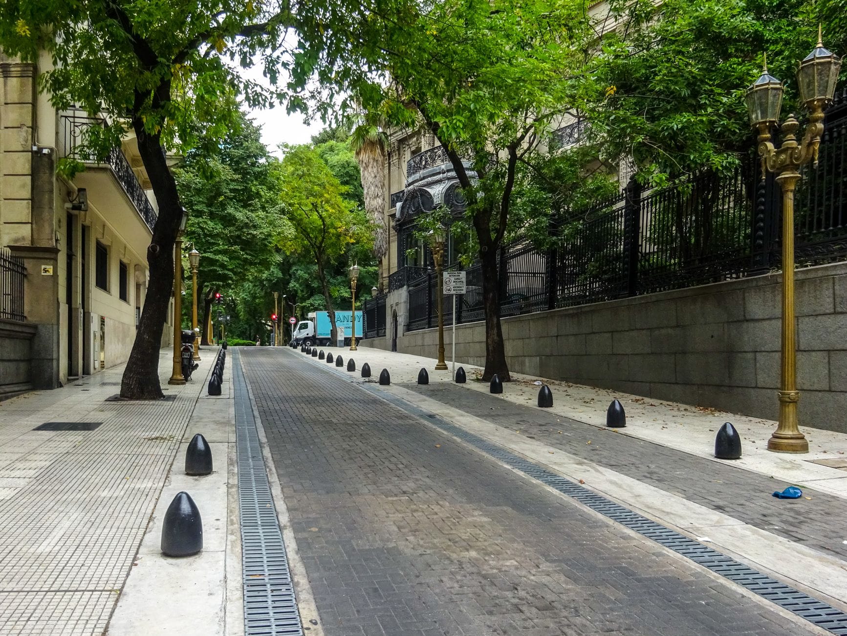 Spokojna, obsadzona drzewami ulica w Buenos Aires w Argentynie