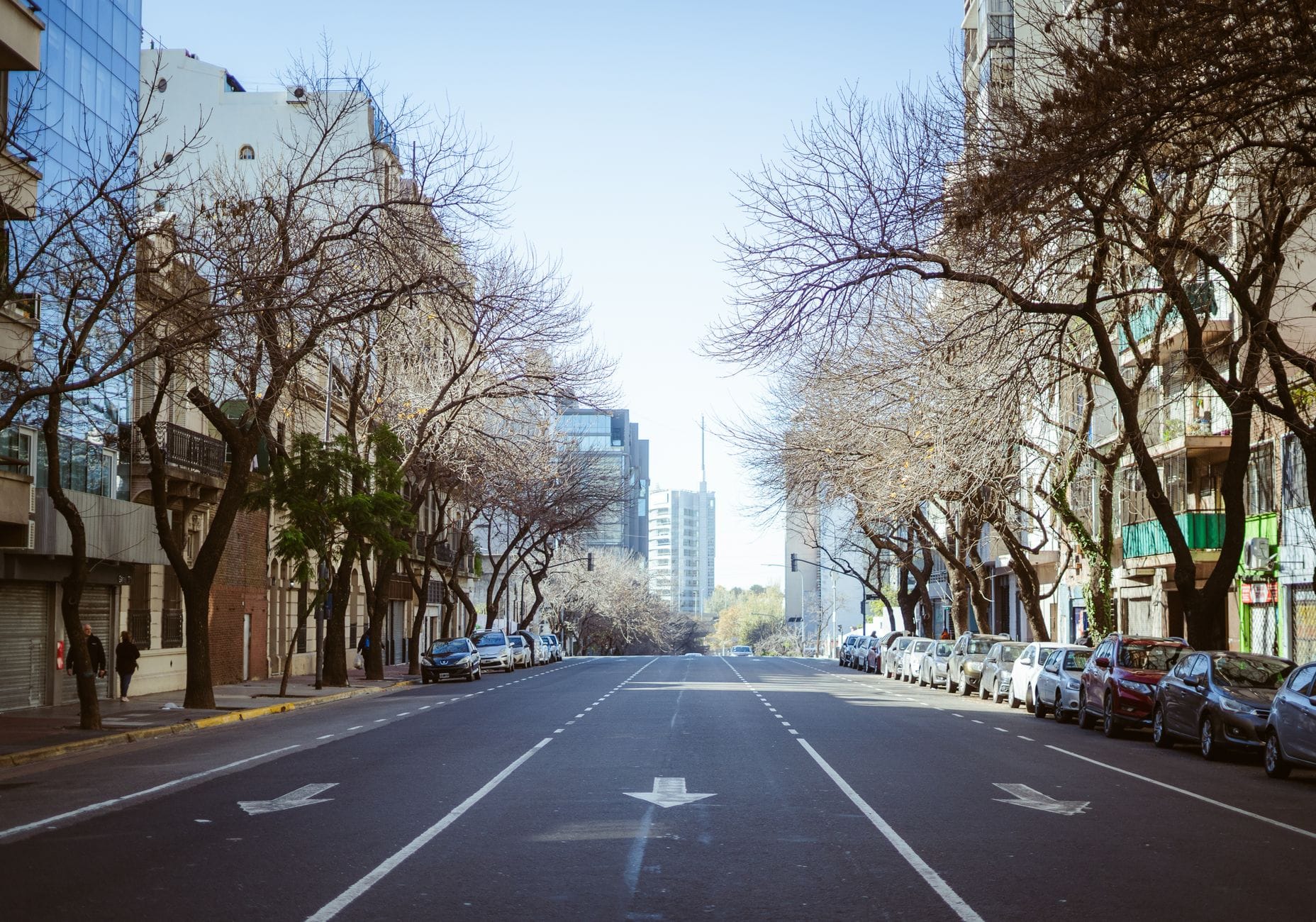 Spokojna ulica w Buenos Aires z kamienicami i zaparkowanymi autami