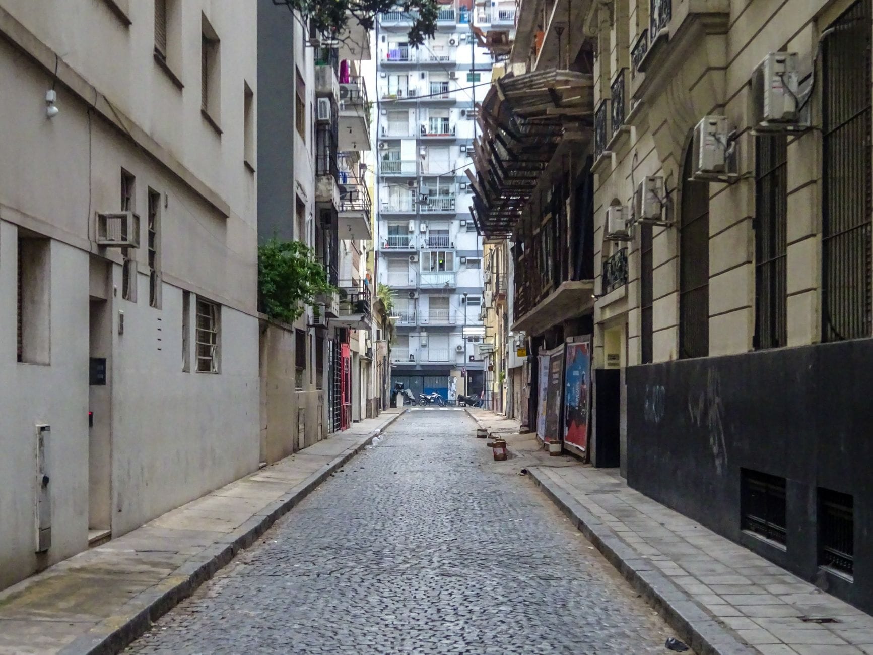 Urokliwa brukowana uliczka w Buenos Aires z klasyczną zabudową
