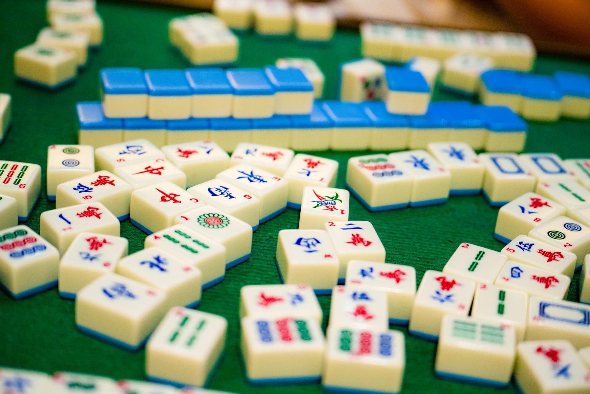 Hongkong po godzinach pracy: mahjong, nocne przekąski i zaułki, gdzie toczy się prawdziwe życie miasta