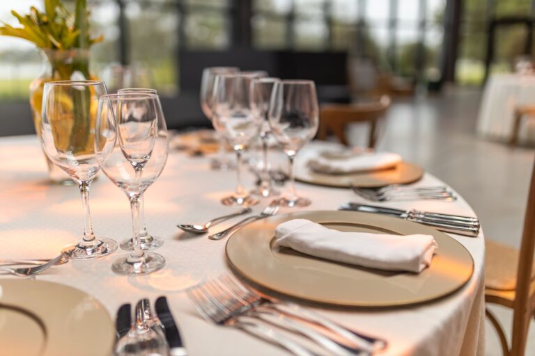 Elegancko nakryty stół z kieliszkami i serwetkami w restauracji