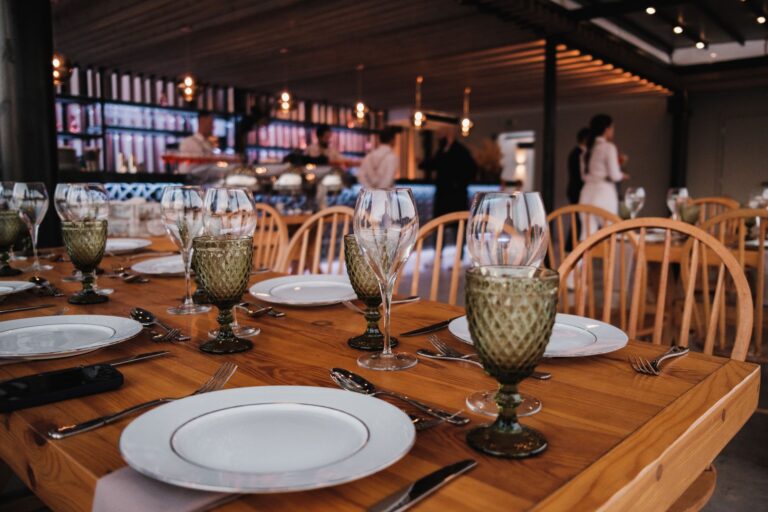 Nakryty stół restauracyjny ze szkłem, talerzami i sztućcami